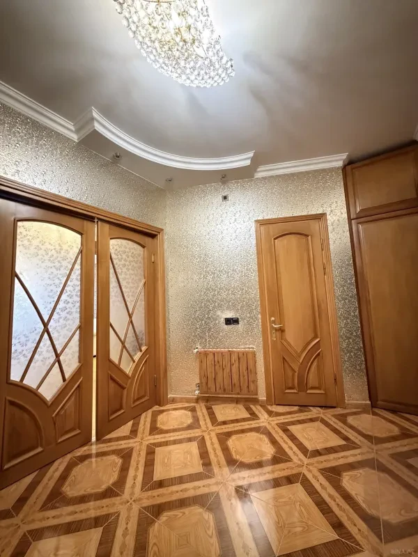 Kirayə verilir 6 otaqlı mənzil 220 m²