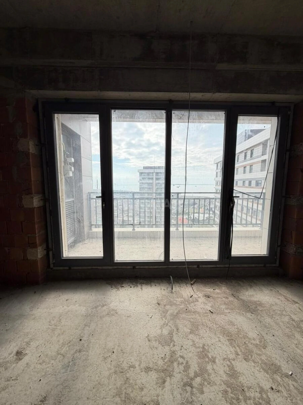 Satılır 4 otaqlı mənzil 185 m²