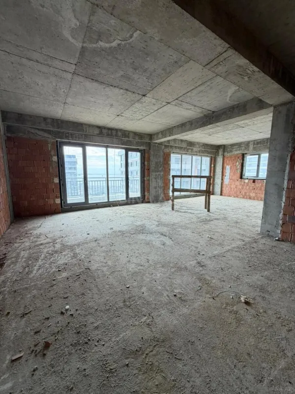 Satılır 4 otaqlı mənzil 185 m²