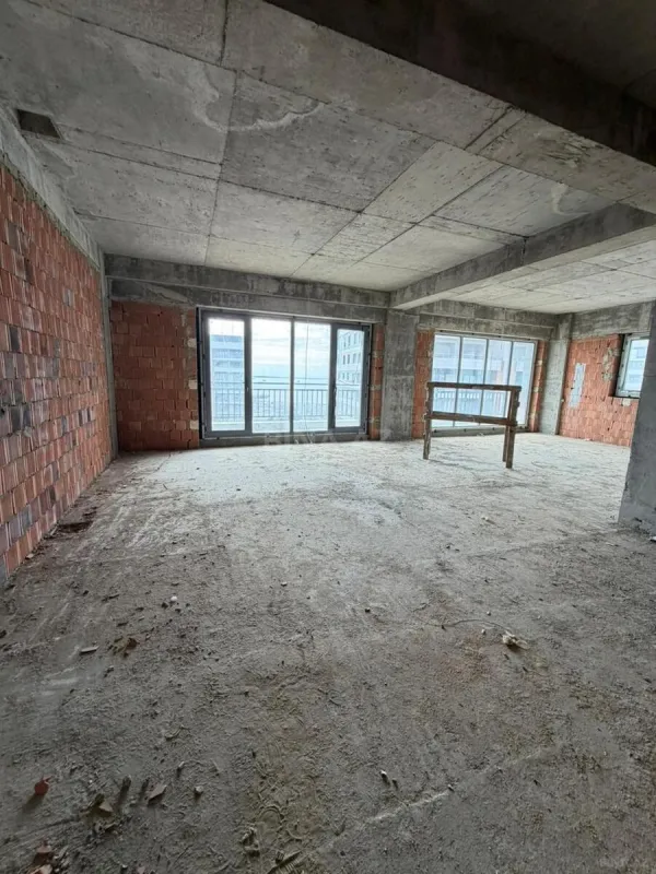 Satılır 4 otaqlı mənzil 185 m²