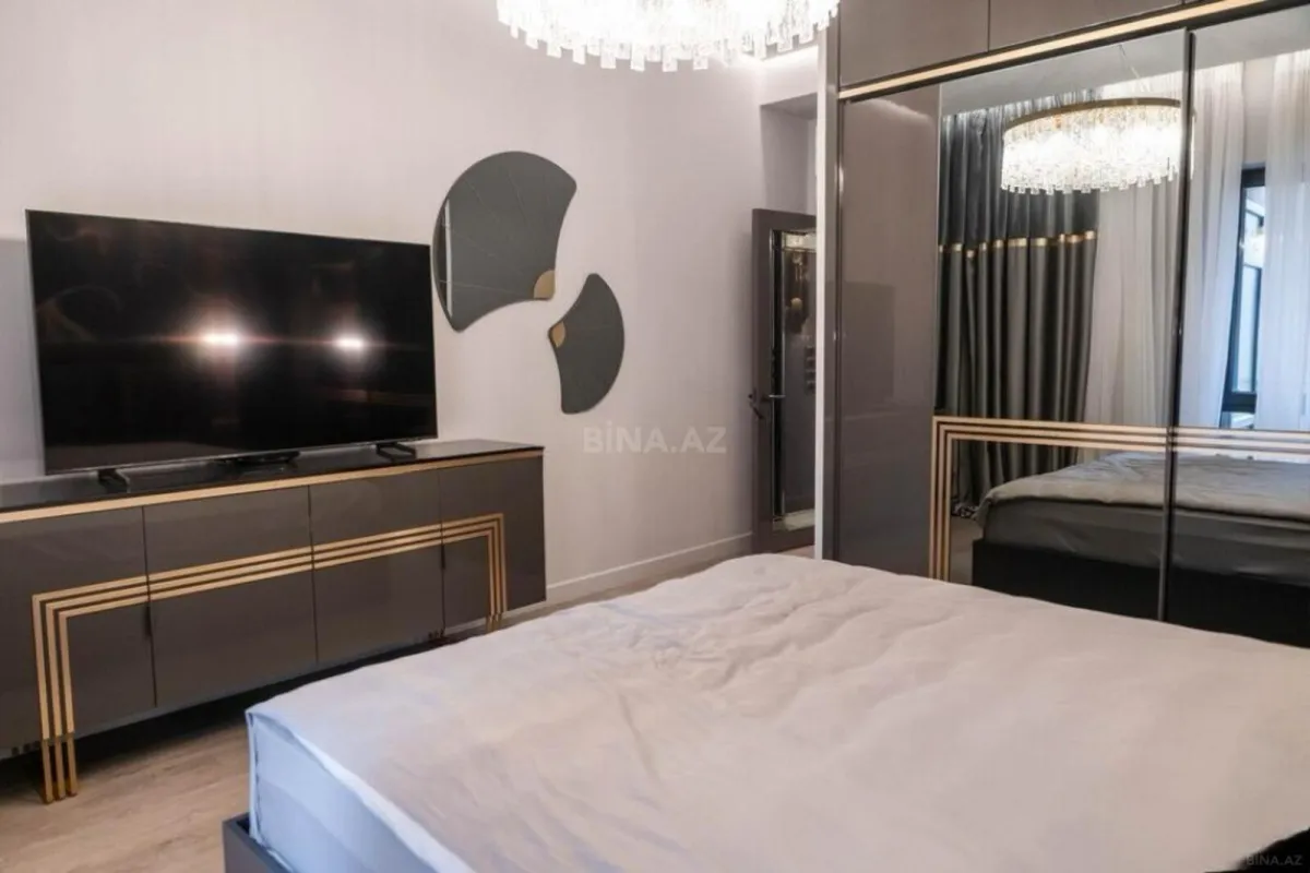 Satılır 5 otaqlı mənzil 213 m²