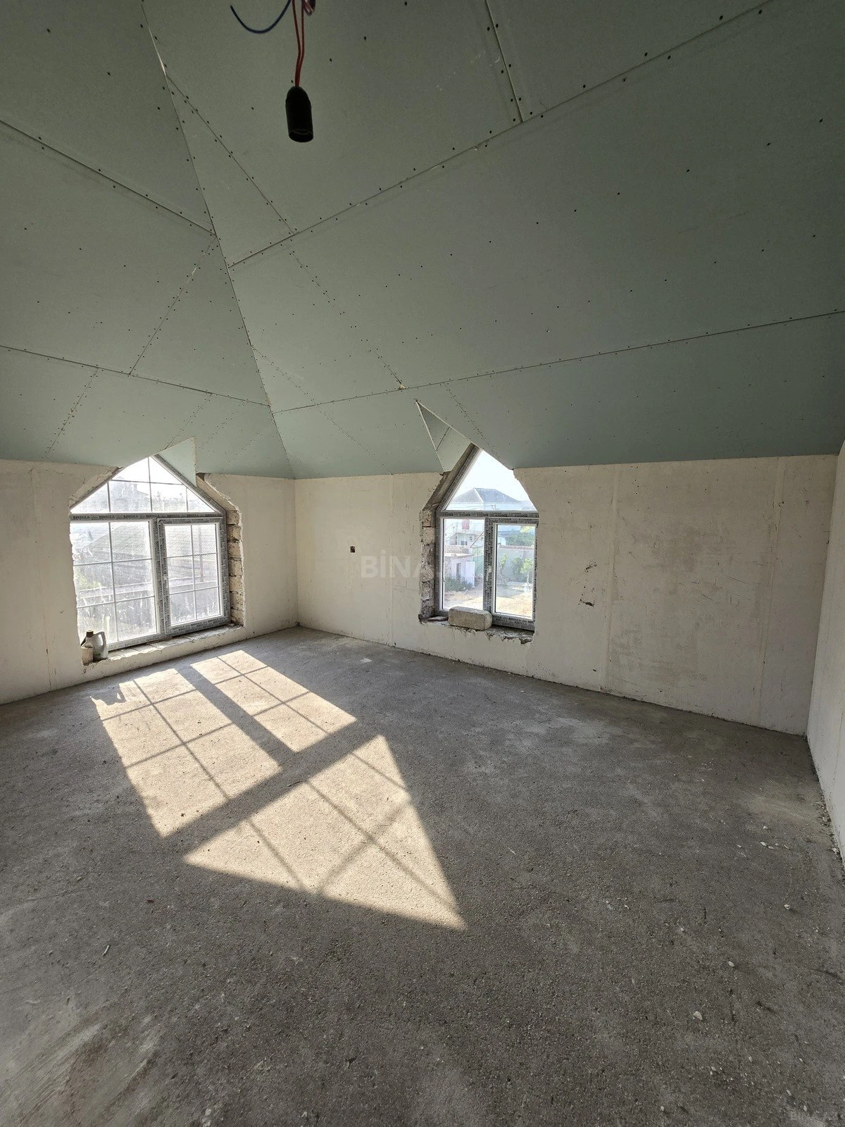 Satılır 5 otaqlı həyət evi 240 m²