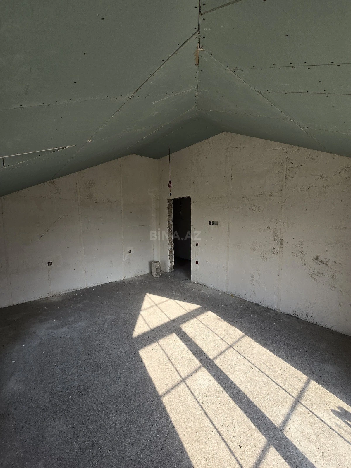 Satılır 5 otaqlı həyət evi 240 m²