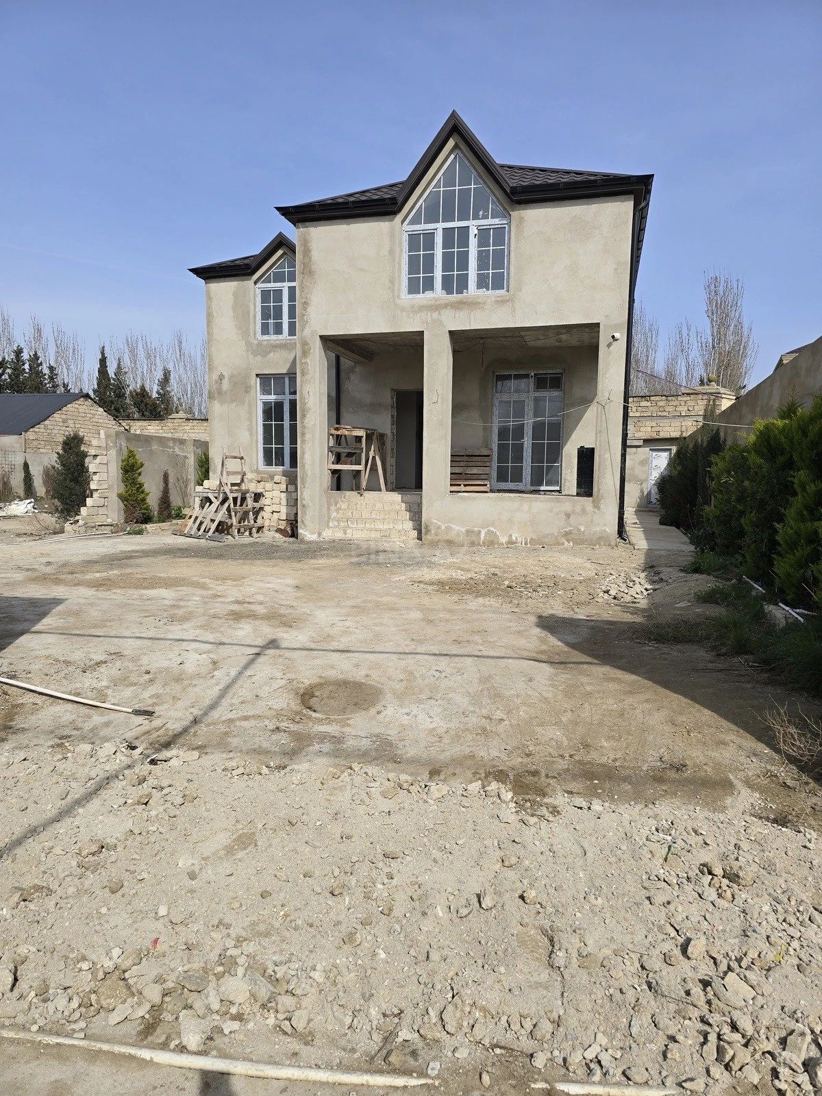 Satılır 5 otaqlı həyət evi 240 m²