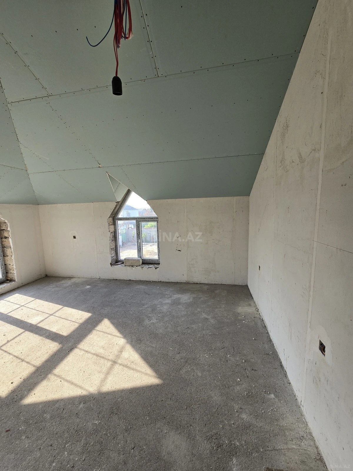 Satılır 5 otaqlı həyət evi 240 m²