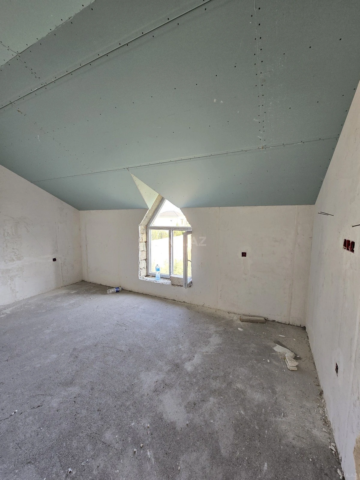 Satılır 5 otaqlı həyət evi 240 m²