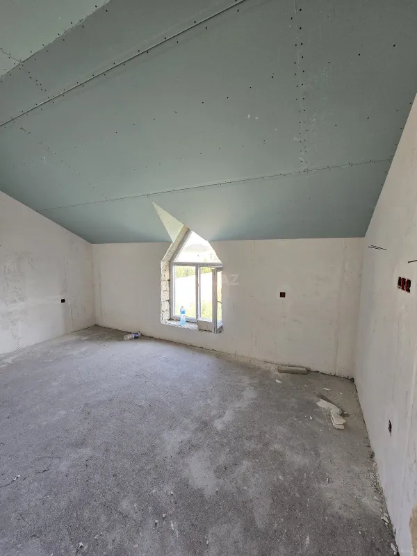 Satılır 5 otaqlı həyət evi 240 m²