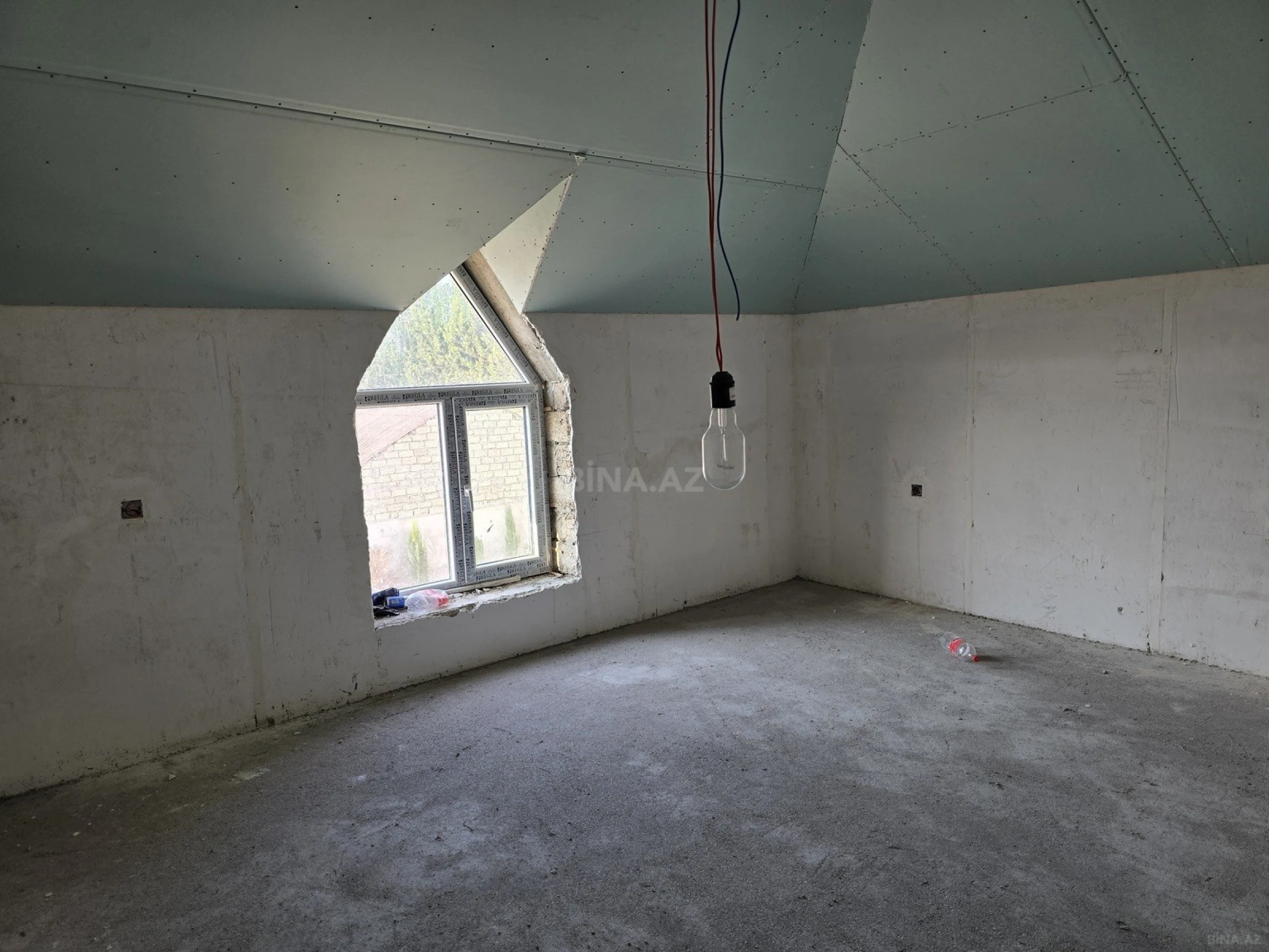 Satılır 5 otaqlı həyət evi 240 m²