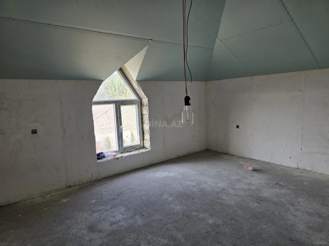 Satılır 5 otaqlı həyət evi 240 m²