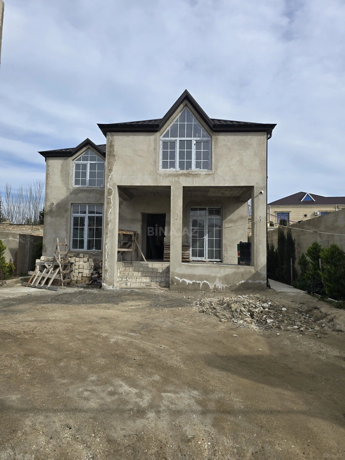 Satılır 5 otaqlı həyət evi 240 m²