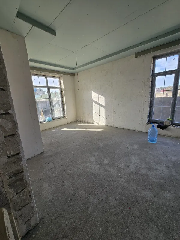 Satılır 5 otaqlı həyət evi 240 m²