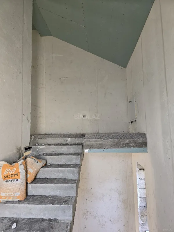 Satılır 5 otaqlı həyət evi 240 m²