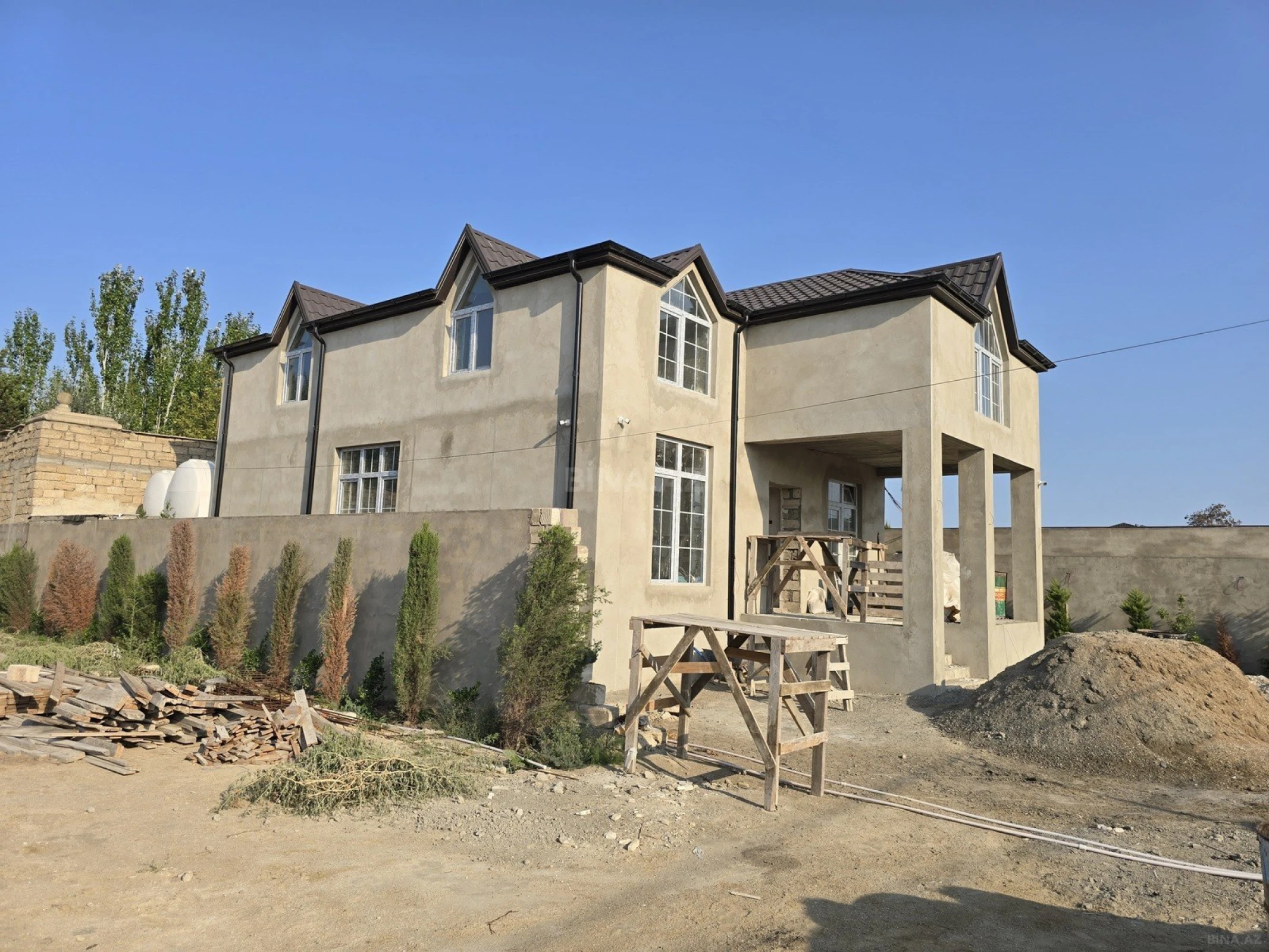 Satılır 5 otaqlı həyət evi 240 m²