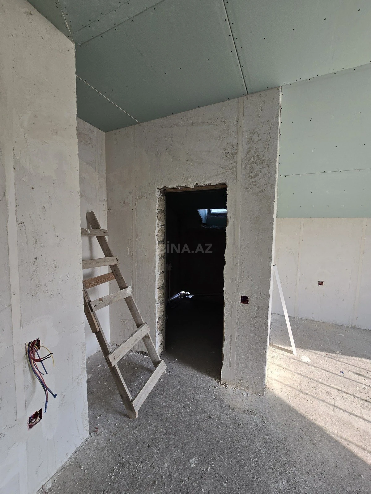 Satılır 5 otaqlı həyət evi 240 m²