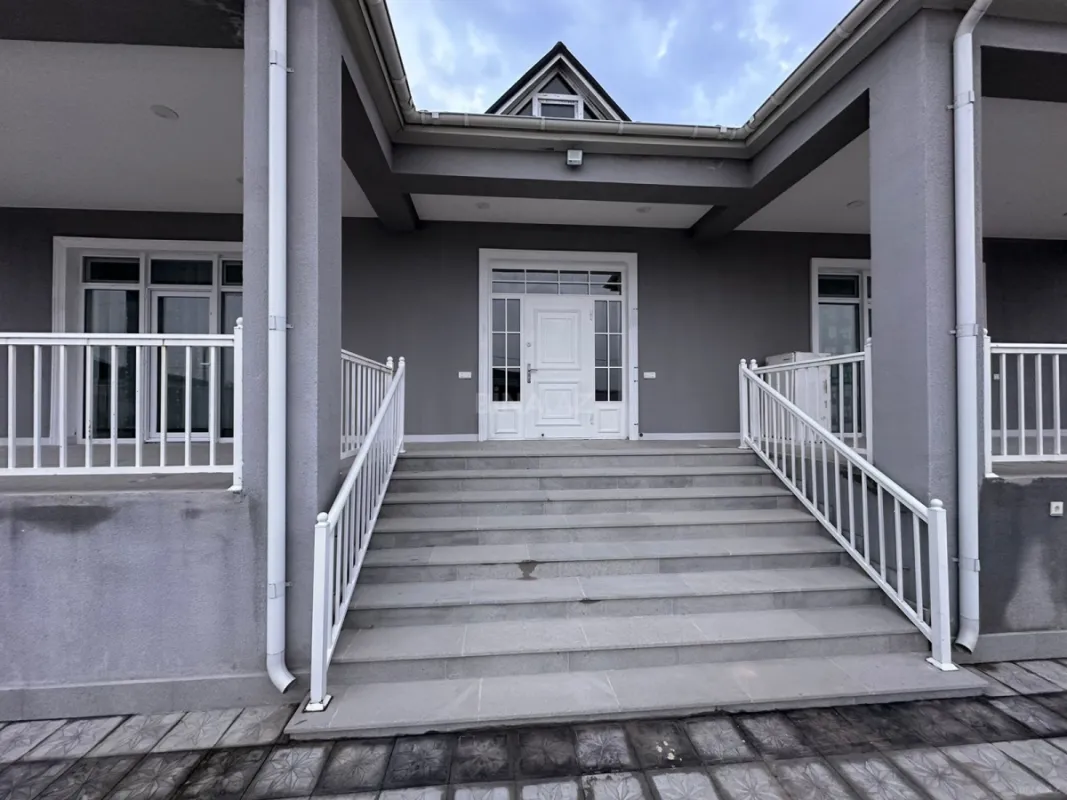 Satılır 4 otaqlı həyət evi 340 m²