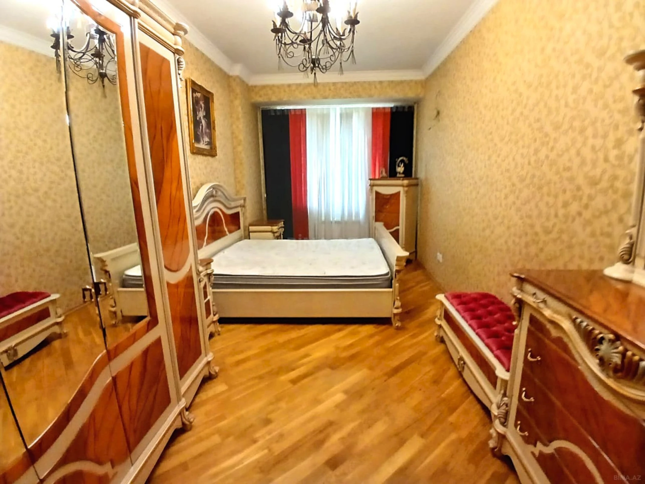 Satılır 3 otaqlı mənzil 135 m²
