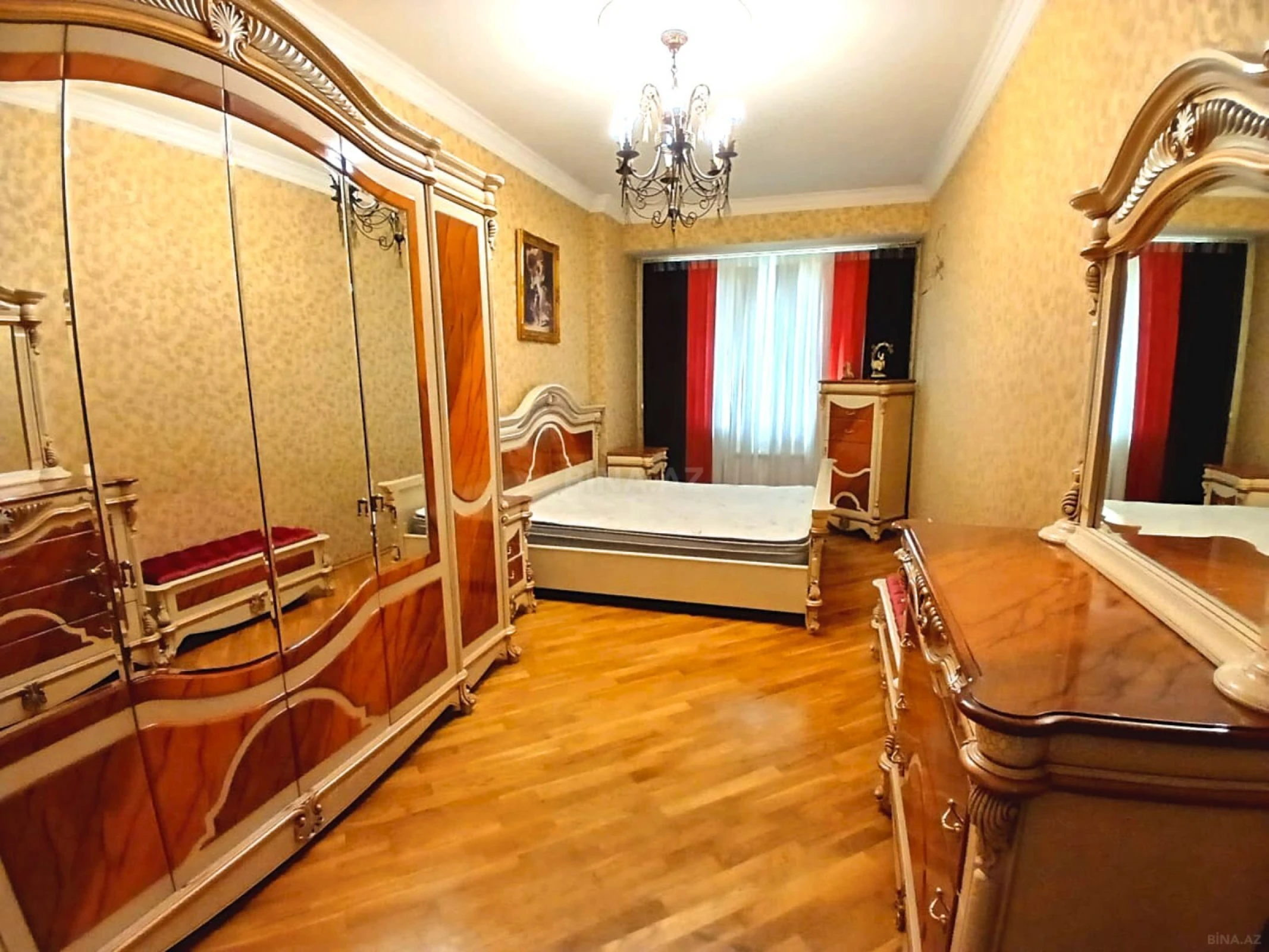 Satılır 3 otaqlı mənzil 135 m²