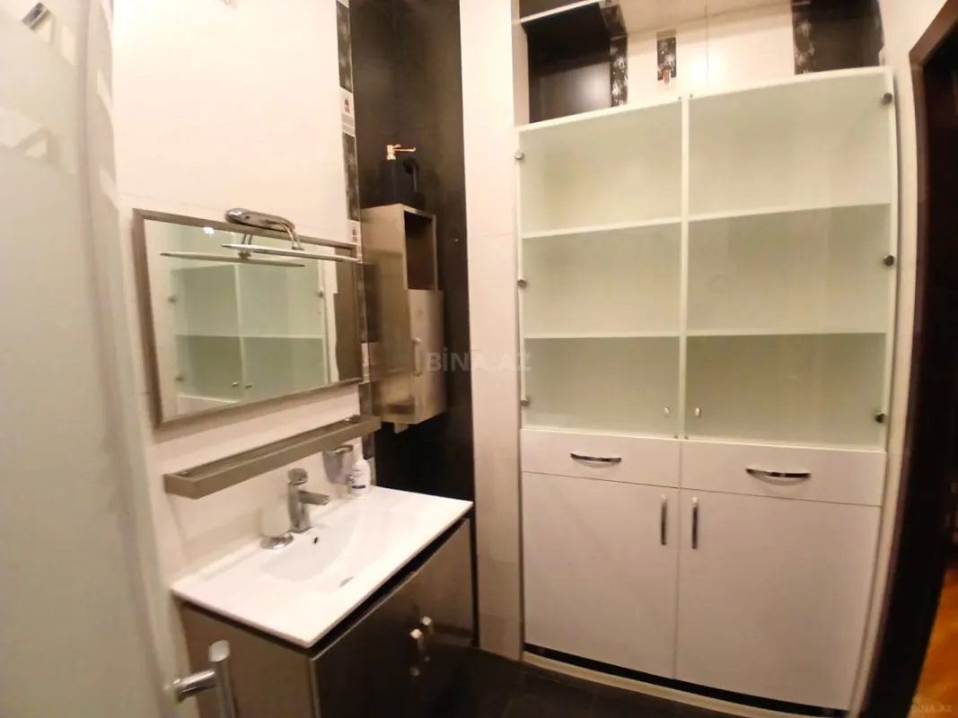 Satılır 3 otaqlı mənzil 135 m²