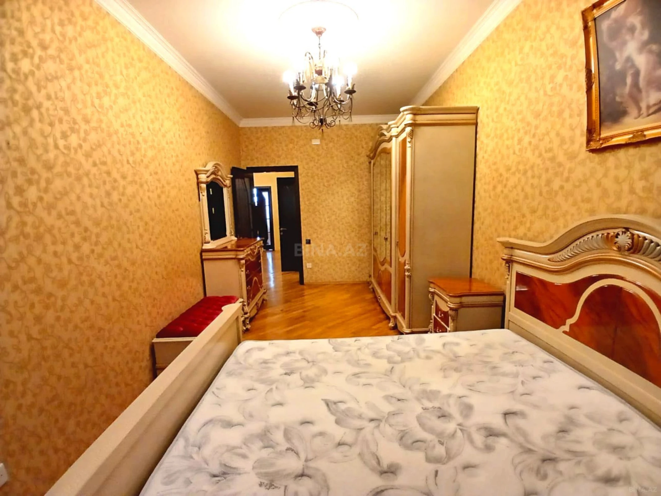 Satılır 3 otaqlı mənzil 135 m²