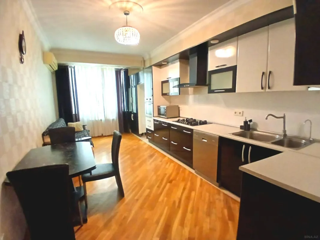 Satılır 3 otaqlı mənzil 135 m²