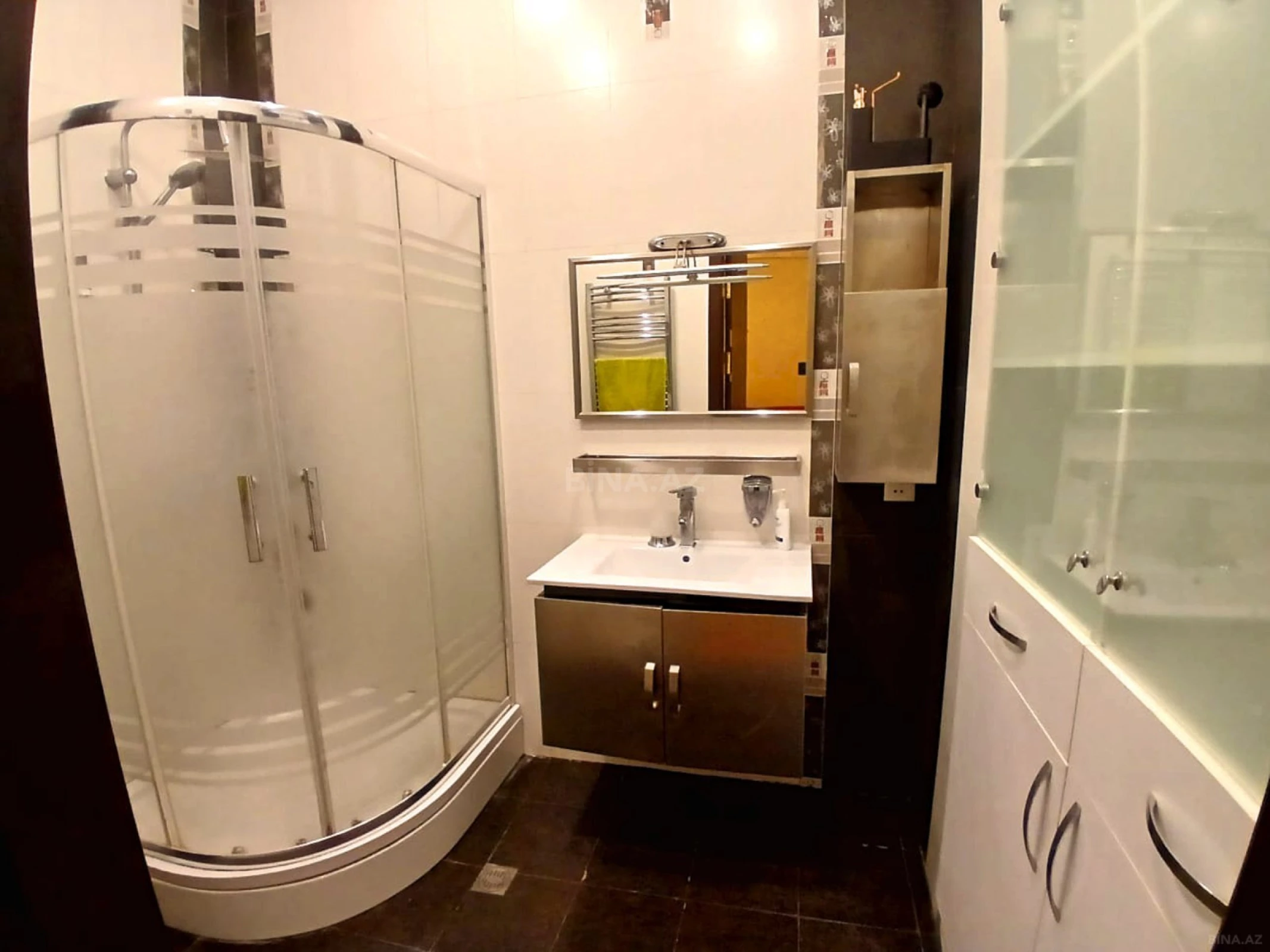 Satılır 3 otaqlı mənzil 135 m²