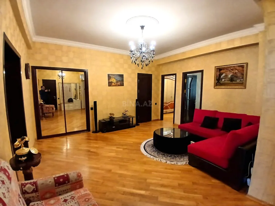 Satılır 3 otaqlı mənzil 135 m²