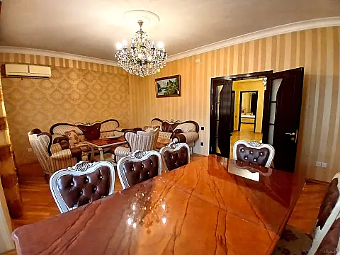 Satılır 3 otaqlı mənzil 135 m²