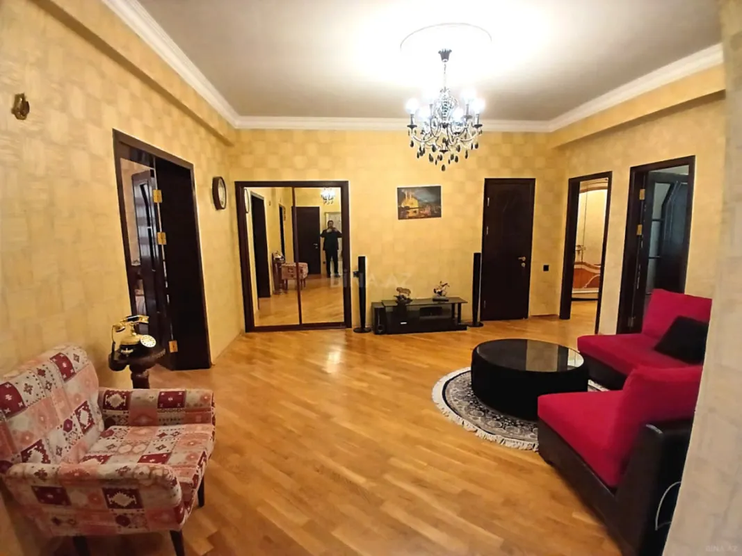 Satılır 3 otaqlı mənzil 135 m²