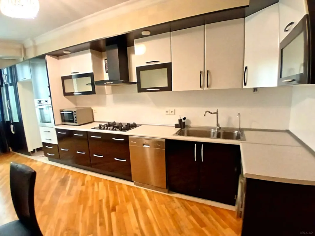 Satılır 3 otaqlı mənzil 135 m²