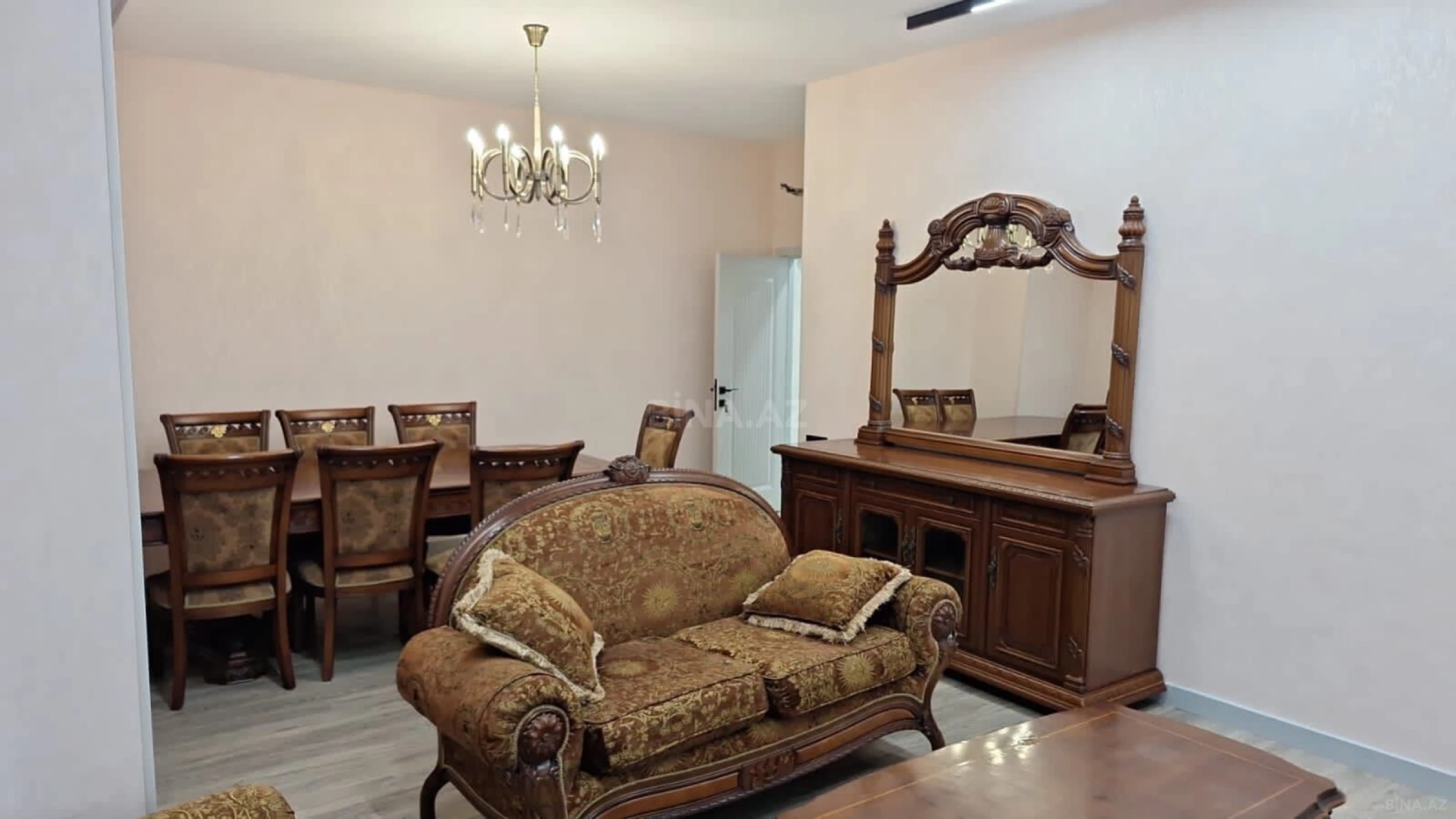 Kirayə verilir 4 otaqlı mənzil 180 m²