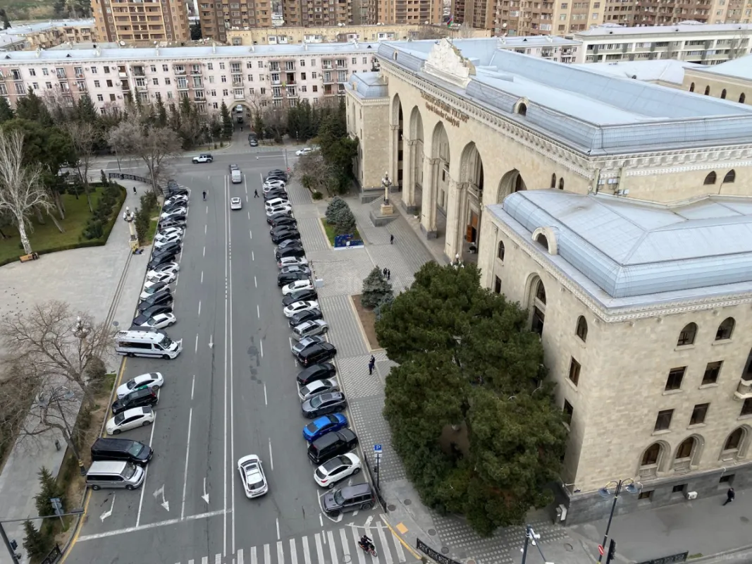 Satılır 4 otaqlı mənzil 250 m²