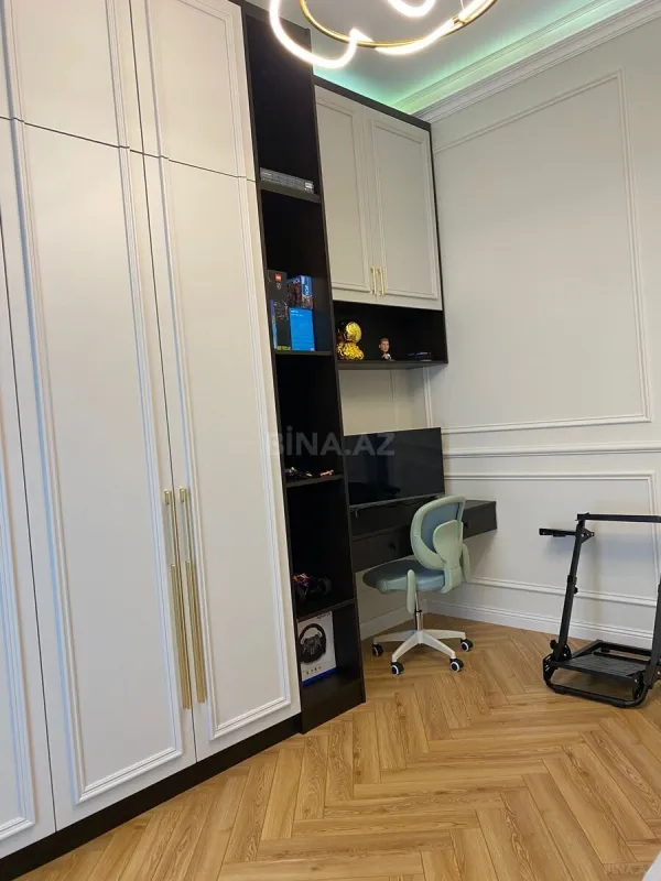 Satılır 4 otaqlı mənzil 250 m²