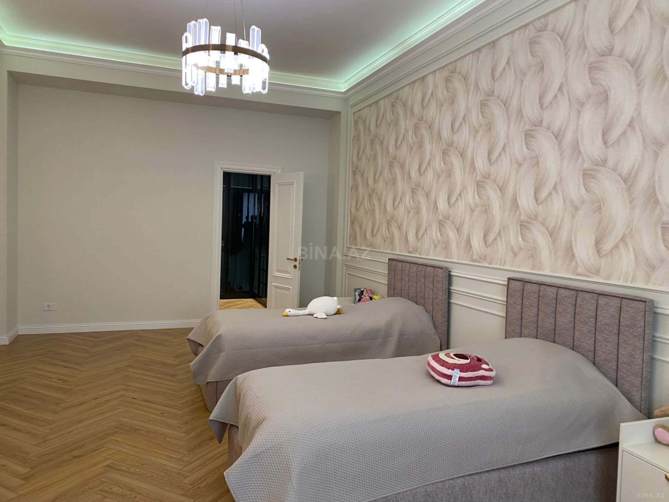 Satılır 4 otaqlı mənzil 250 m²