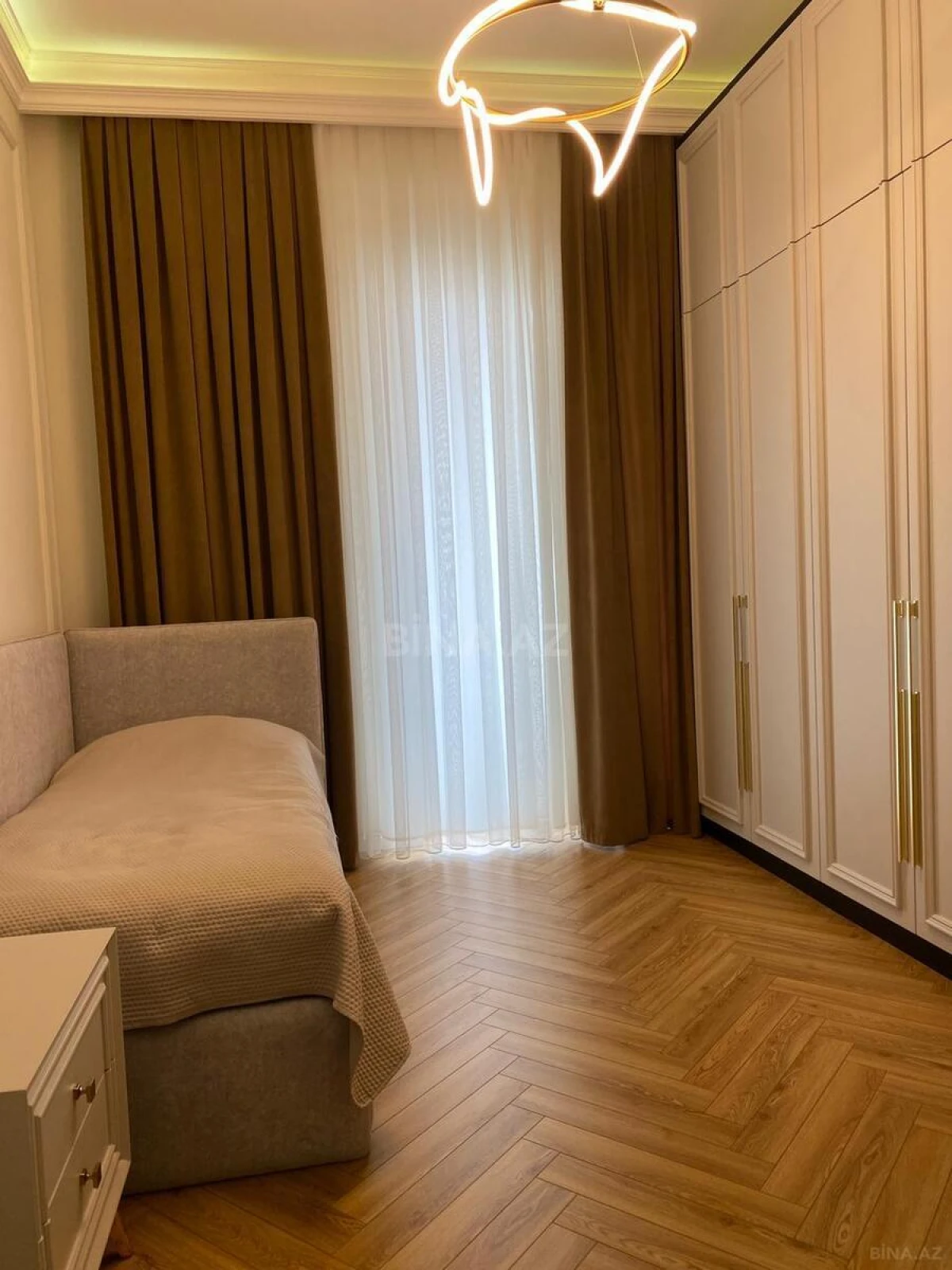 Satılır 4 otaqlı mənzil 250 m²