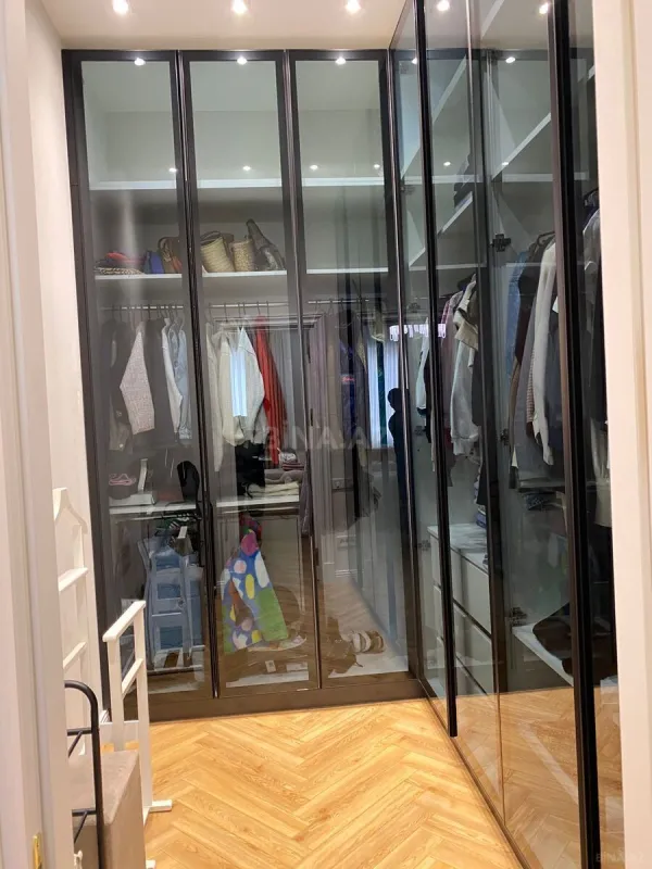 Satılır 4 otaqlı mənzil 250 m²