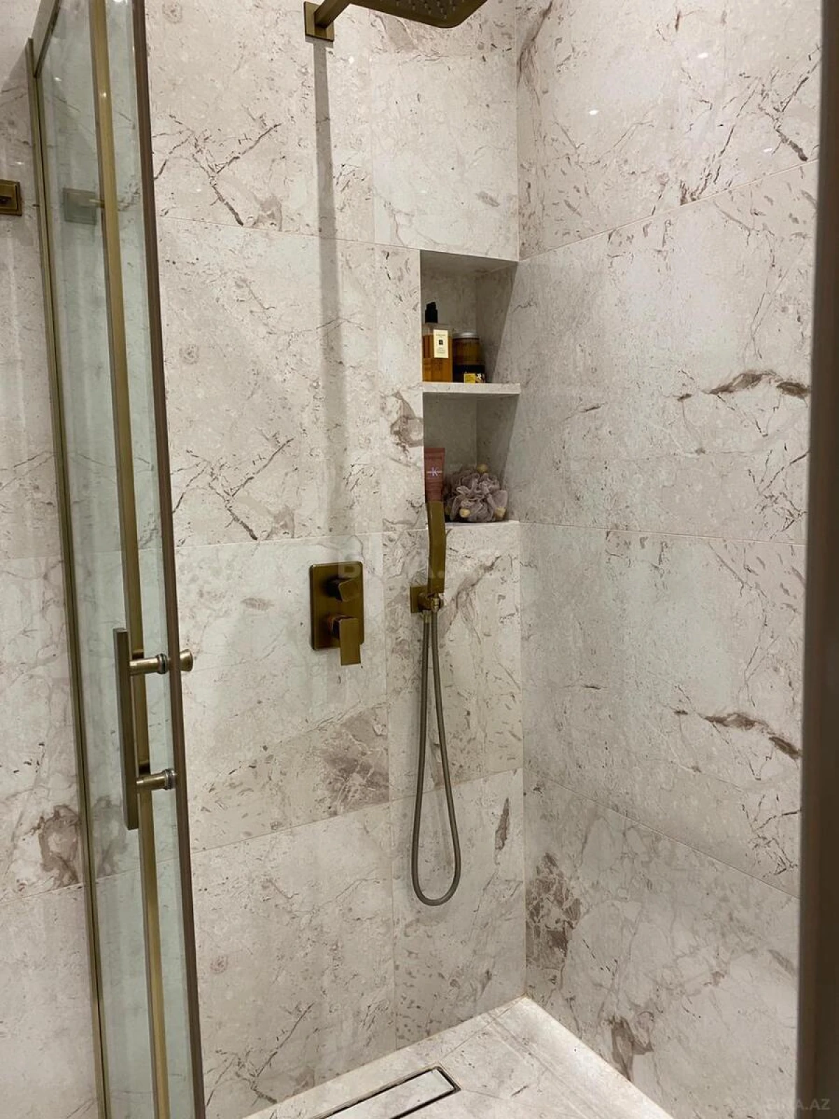 Satılır 4 otaqlı mənzil 250 m²