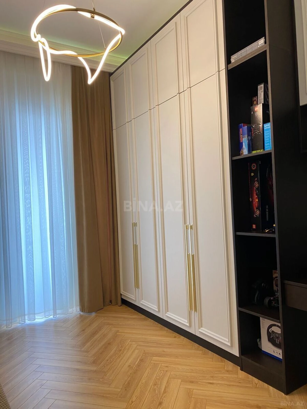 Satılır 4 otaqlı mənzil 250 m²