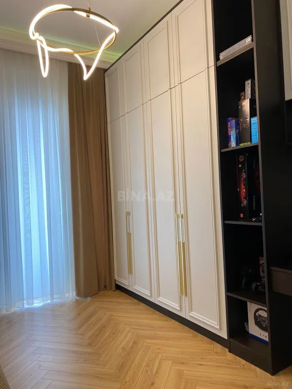 Satılır 4 otaqlı mənzil 250 m²