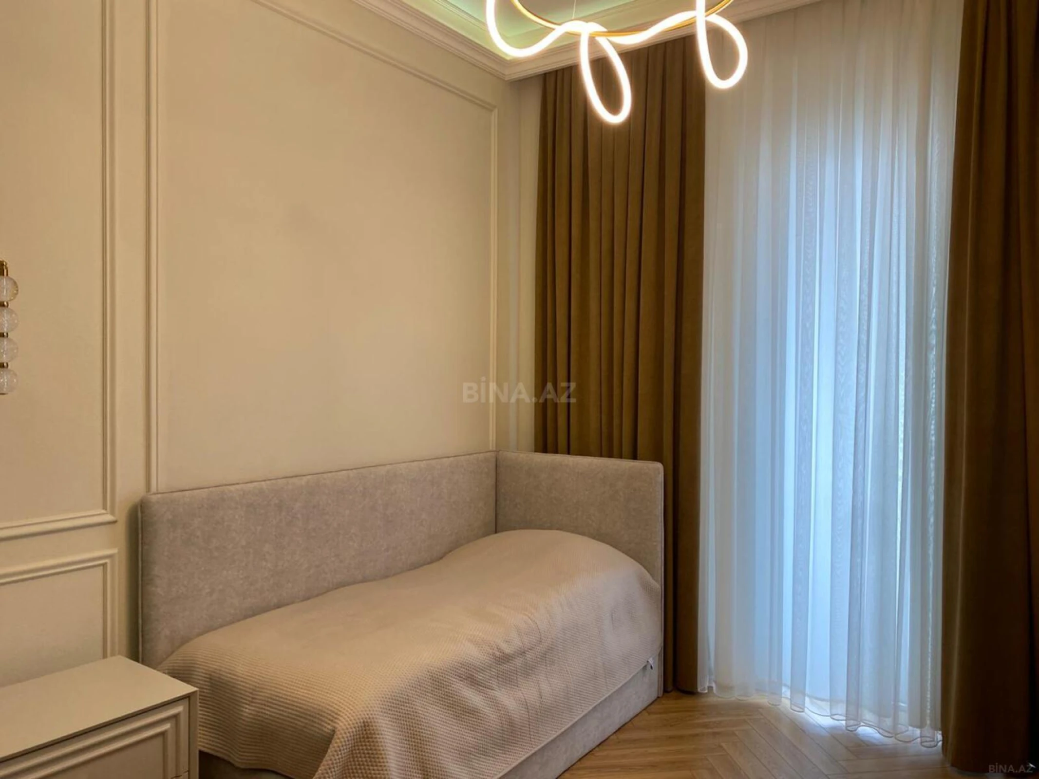 Satılır 4 otaqlı mənzil 250 m²