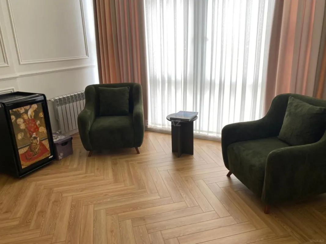 Satılır 4 otaqlı mənzil 250 m²