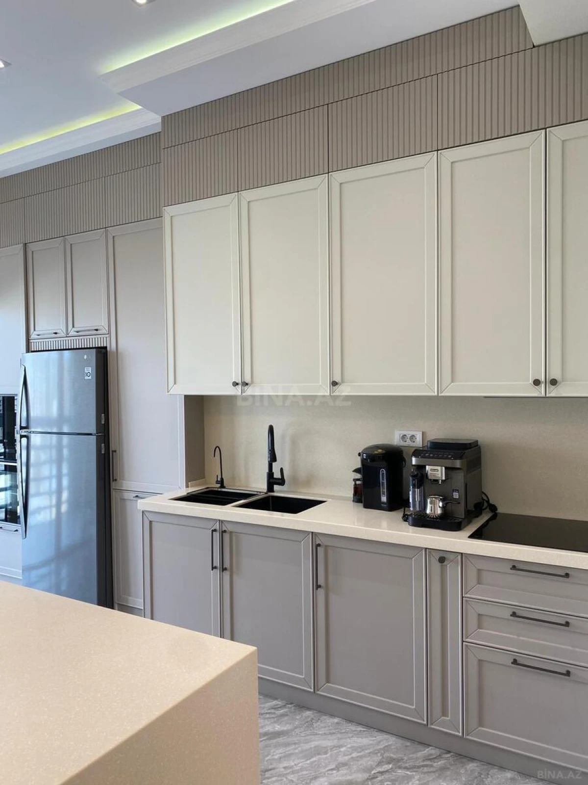 Satılır 4 otaqlı mənzil 250 m²