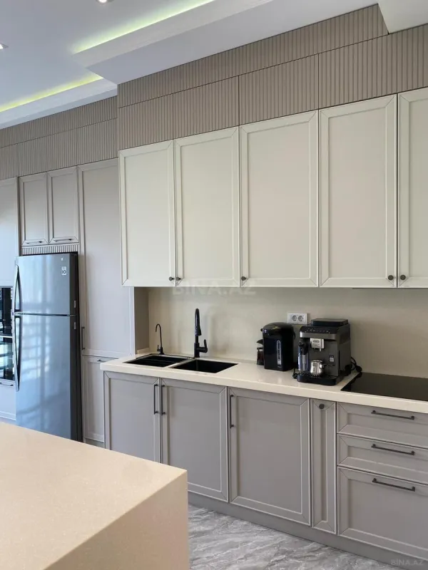 Satılır 4 otaqlı mənzil 250 m²