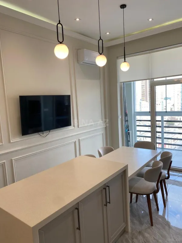 Satılır 4 otaqlı mənzil 250 m²