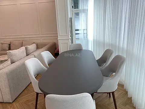 Satılır 4 otaqlı mənzil 250 m²