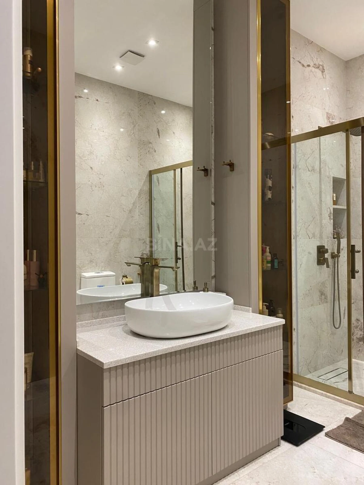 Satılır 4 otaqlı mənzil 250 m²