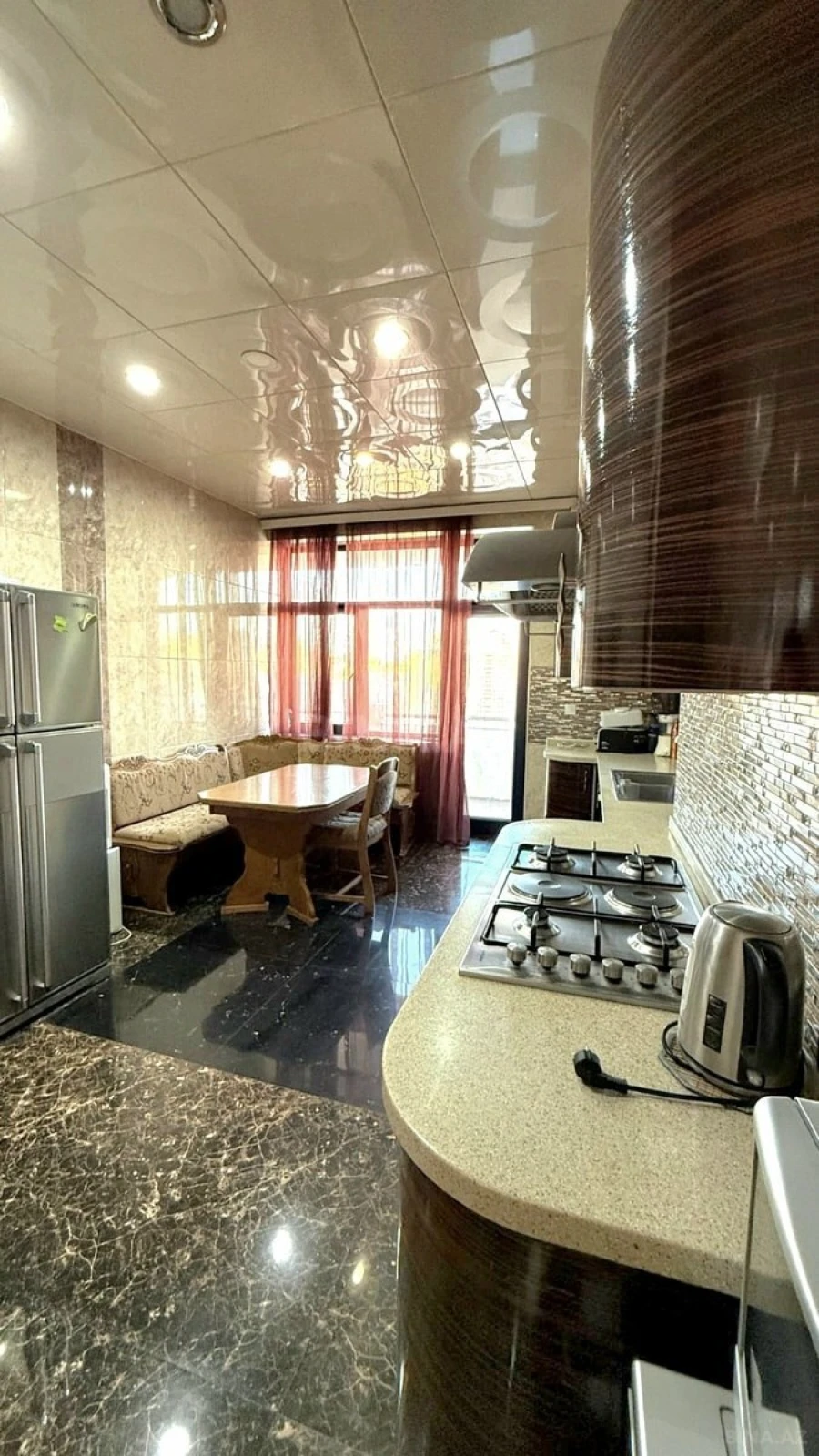 Kirayə verilir 4 otaqlı mənzil 183 m²