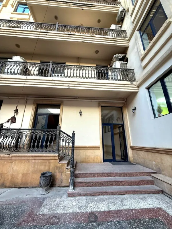 Kirayə verilir 4 otaqlı mənzil 183 m²