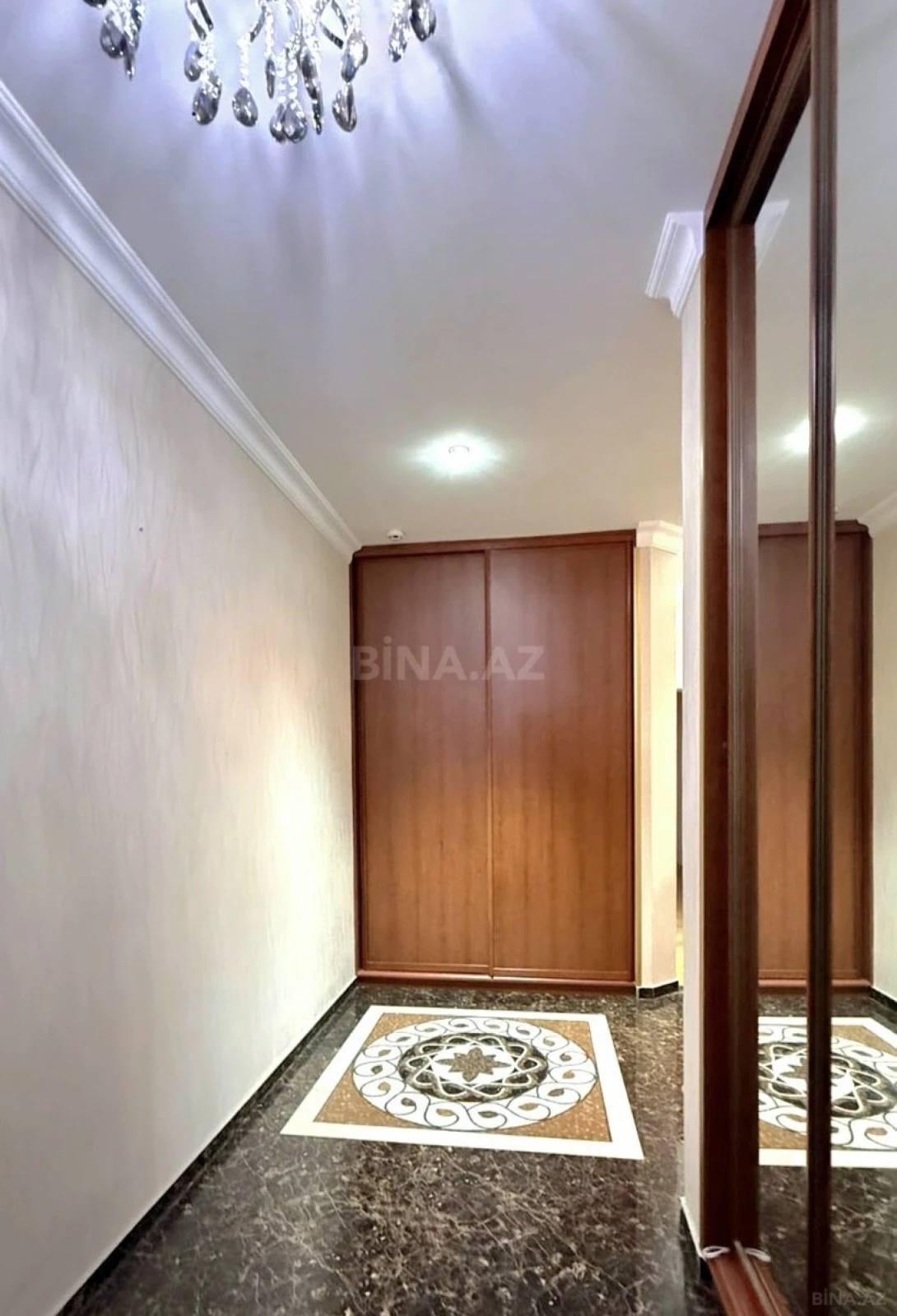 Kirayə verilir 4 otaqlı mənzil 183 m²