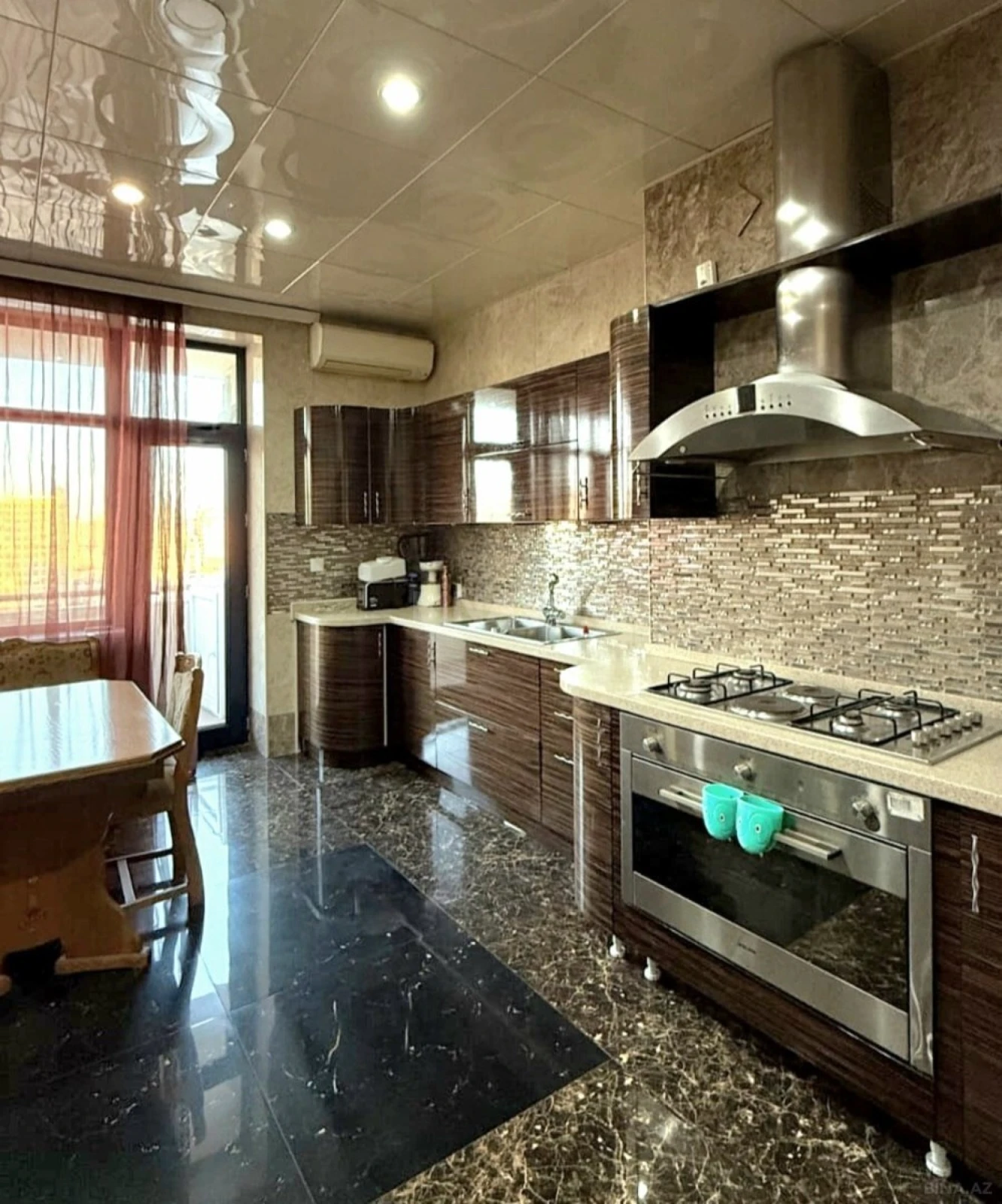 Kirayə verilir 4 otaqlı mənzil 183 m²