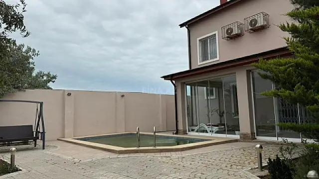 Satılır 5 otaqlı həyət evi 280 m²